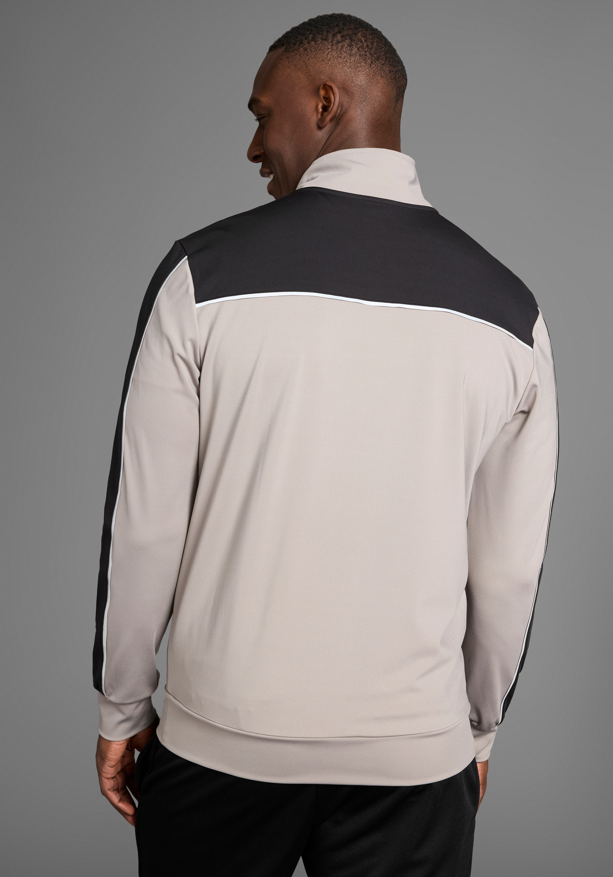 Bruno Banani Sweatjacke, mit Reflektorstreifen in Teilungsnähten günstig online kaufen
