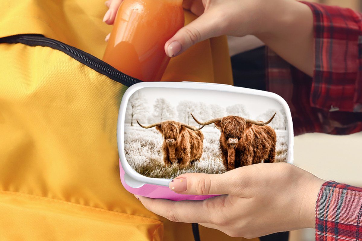 MuchoWow Lunchbox Schottischer Hochländer - Winter, Brotdose Mädchen, Natur Brotbox Kunststoff, für Erwachsene, (2-tlg), Kinder, - Snackbox, - rosa Kuh Kunststoff