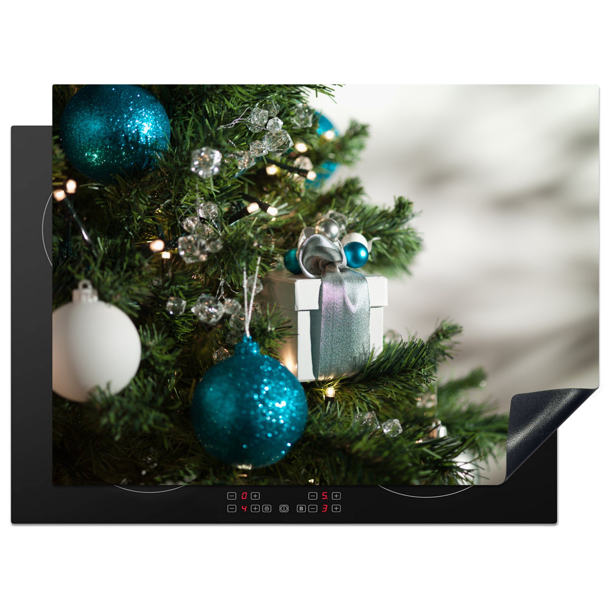 MuchoWow Herdblende-/Abdeckplatte Eine Nahaufnahme eines Weihnachtsbaums mit blauen und weißen Kugeln, Vinyl, (1 tlg), 70x52 cm, Mobile Arbeitsfläche nutzbar, Ceranfeldabdeckung