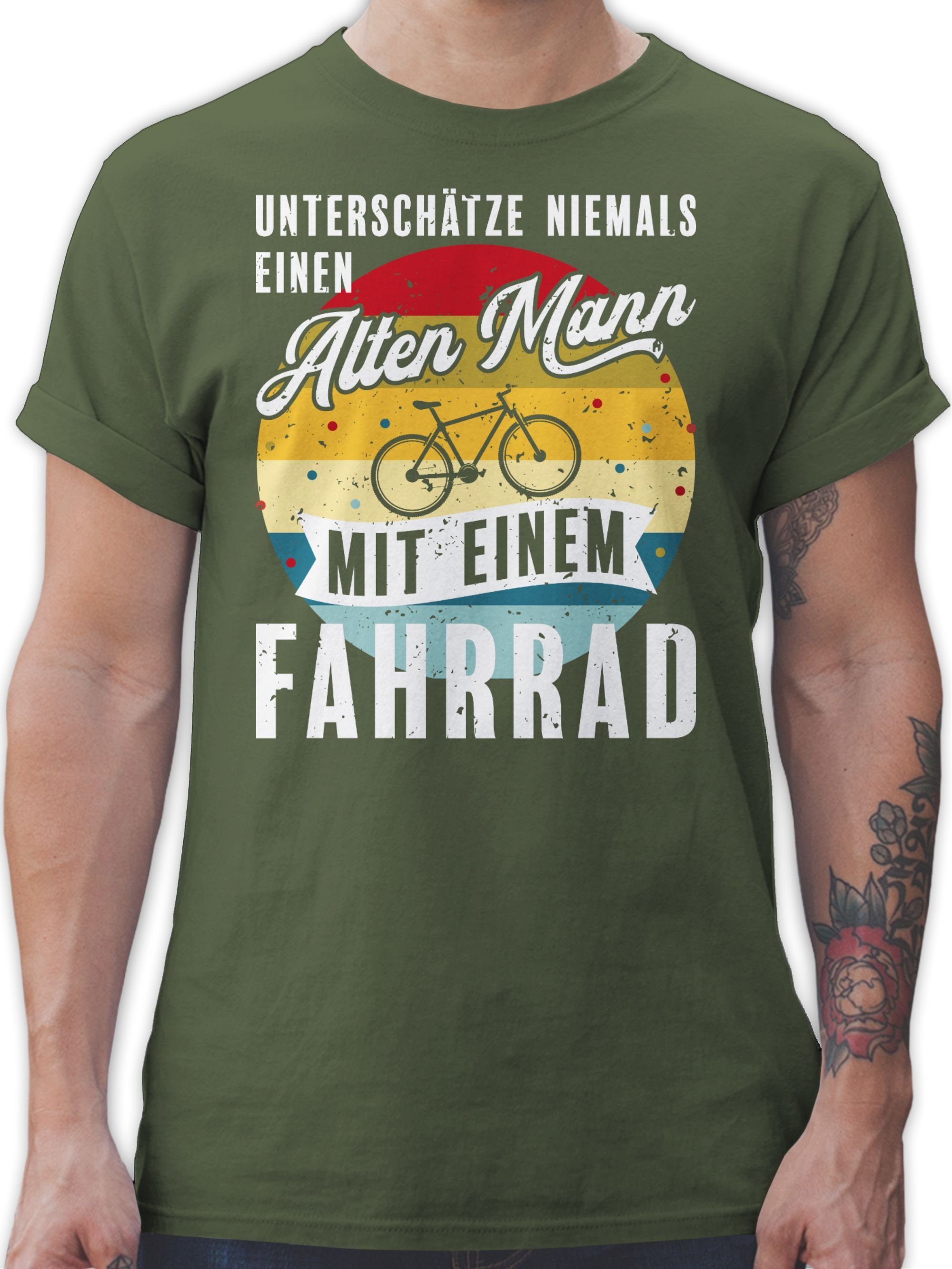 Shirtracer T-Shirt Unterschätze niemals einen alten Mann mit einem Fahrrad Vintage - weiß Fahrrad Bekleidung Radsport 02 Army Grün