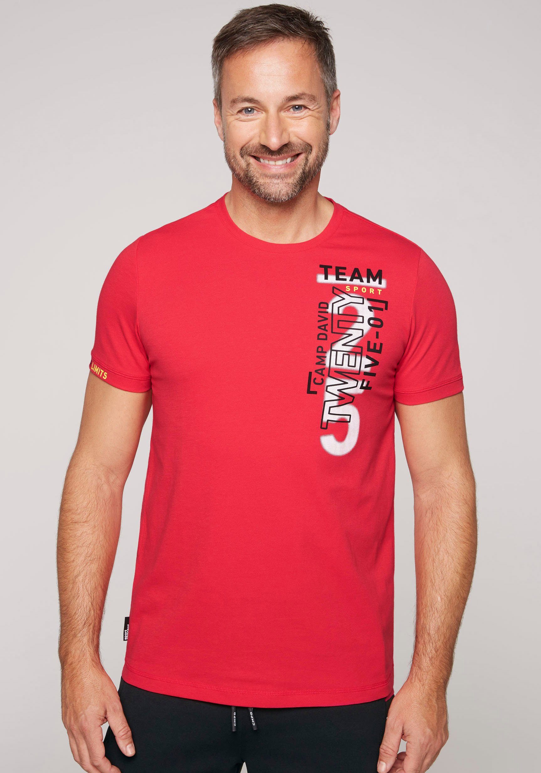 CAMP DAVID T-Shirt mit kleinem Label Print auf Ärmel und Vorderseite power red