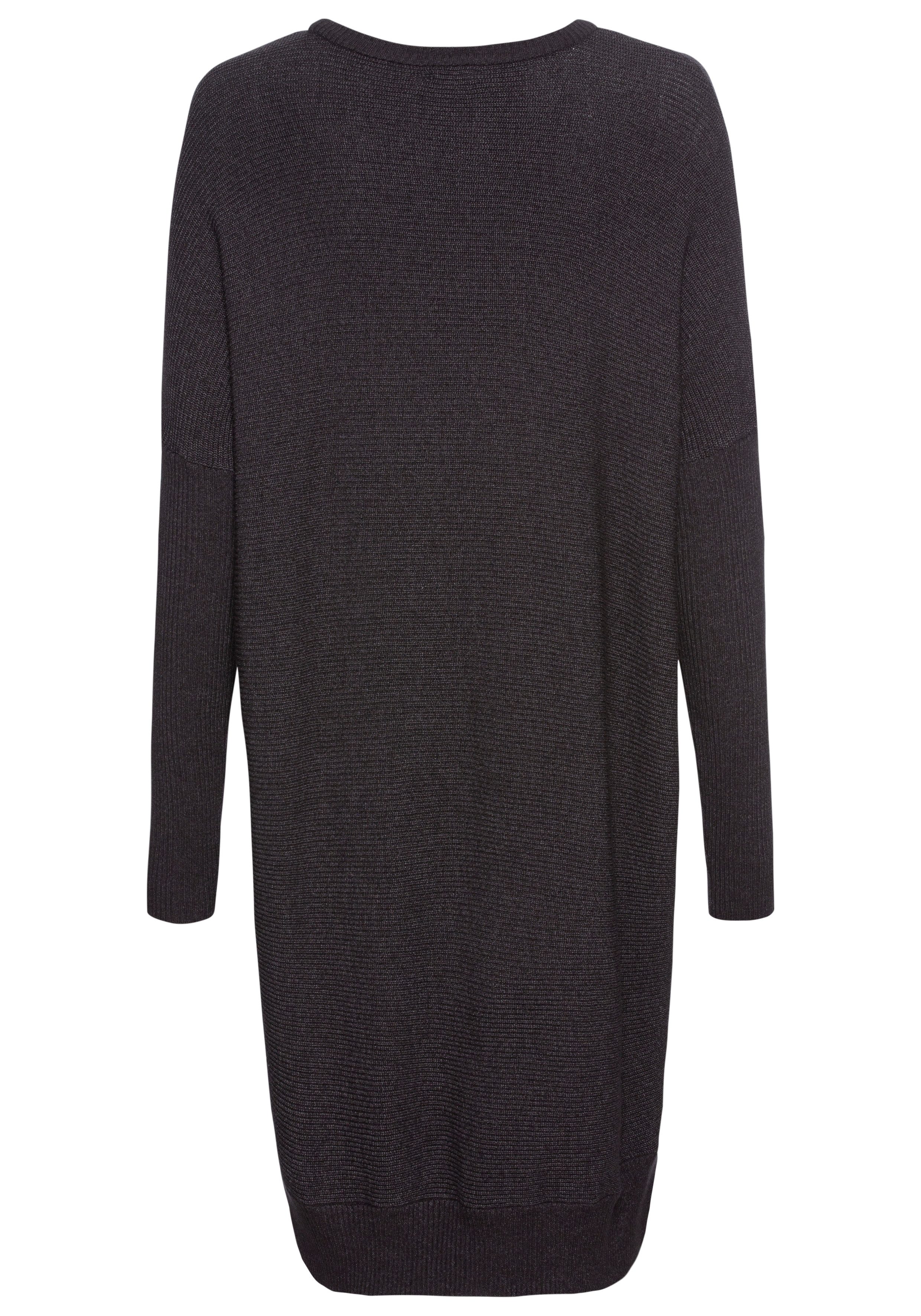 Laura Scott in oversized Form mit Rippstruktur