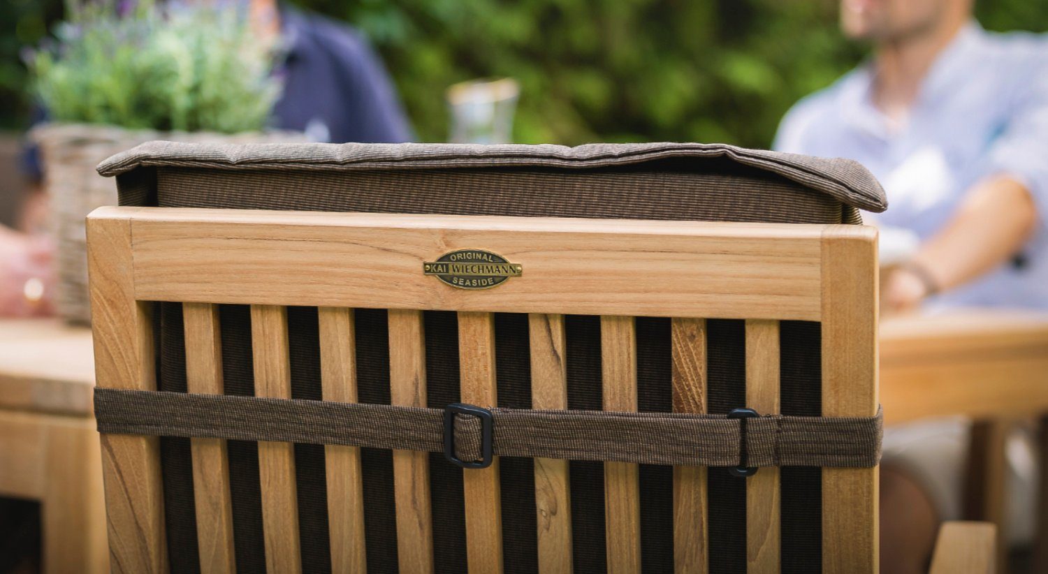Kai Wiechmann Gartenstuhl Teak Stapelsessel wetterfest, unbehandelt & platzsparend, ergonomisch geformter Teak Gartenstapelstuhl