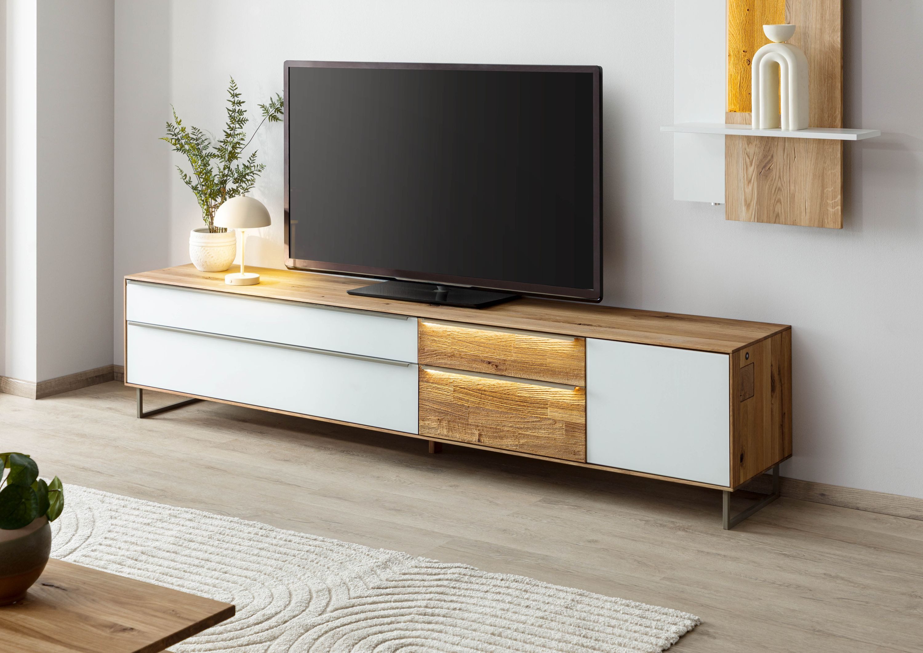 Massivmoebel24 Lowboard WIEN (Massivholz), Wildeiche 235x43x52 natur geölt / Glas weiß WIEN #106