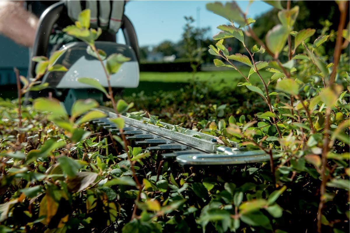 metabo Akku-Heckenschere Akku-Heckenschere AHS 18-45 V • 18V 1x2Ah Li-Ion + ASC 55, (600466860, 600466860), Schnittlänge 43cm