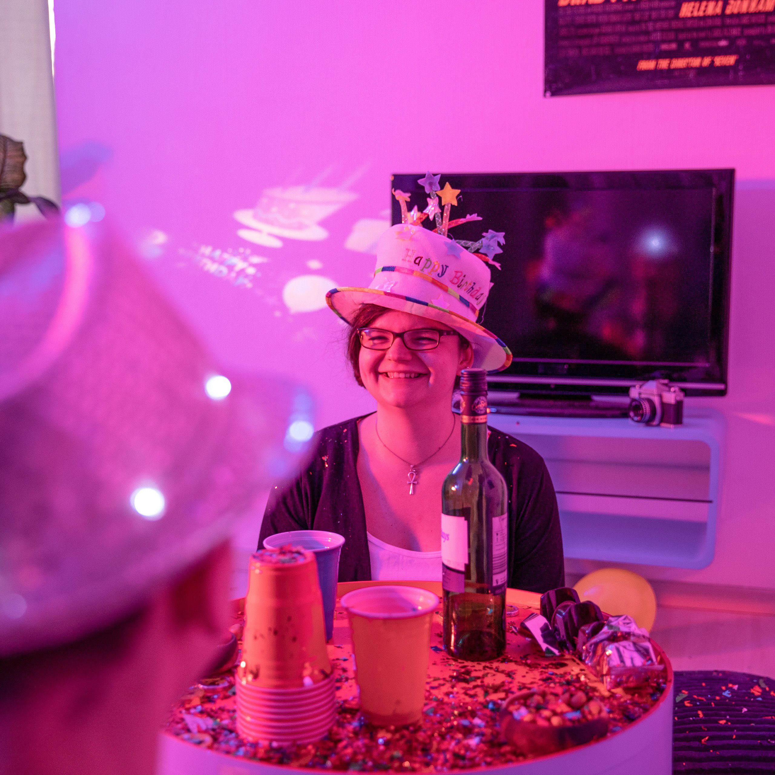 relaxdays Aufblasbares Partyzubehör 4 x Happy Birthday Hut in Tortenform