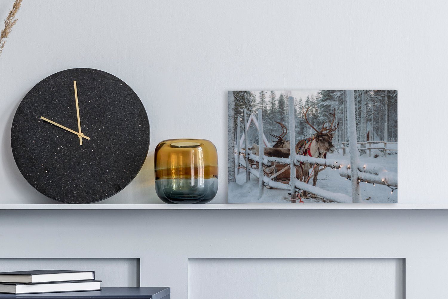 OneMillionCanvasses® Leinwandbild Ein Rentier im Dorf des Weihnachtsmanns in Finnland, Fotodruck (1 St), Leinwand Bilder Klein, Wand Dekoration Aesthetic 30x20 cm