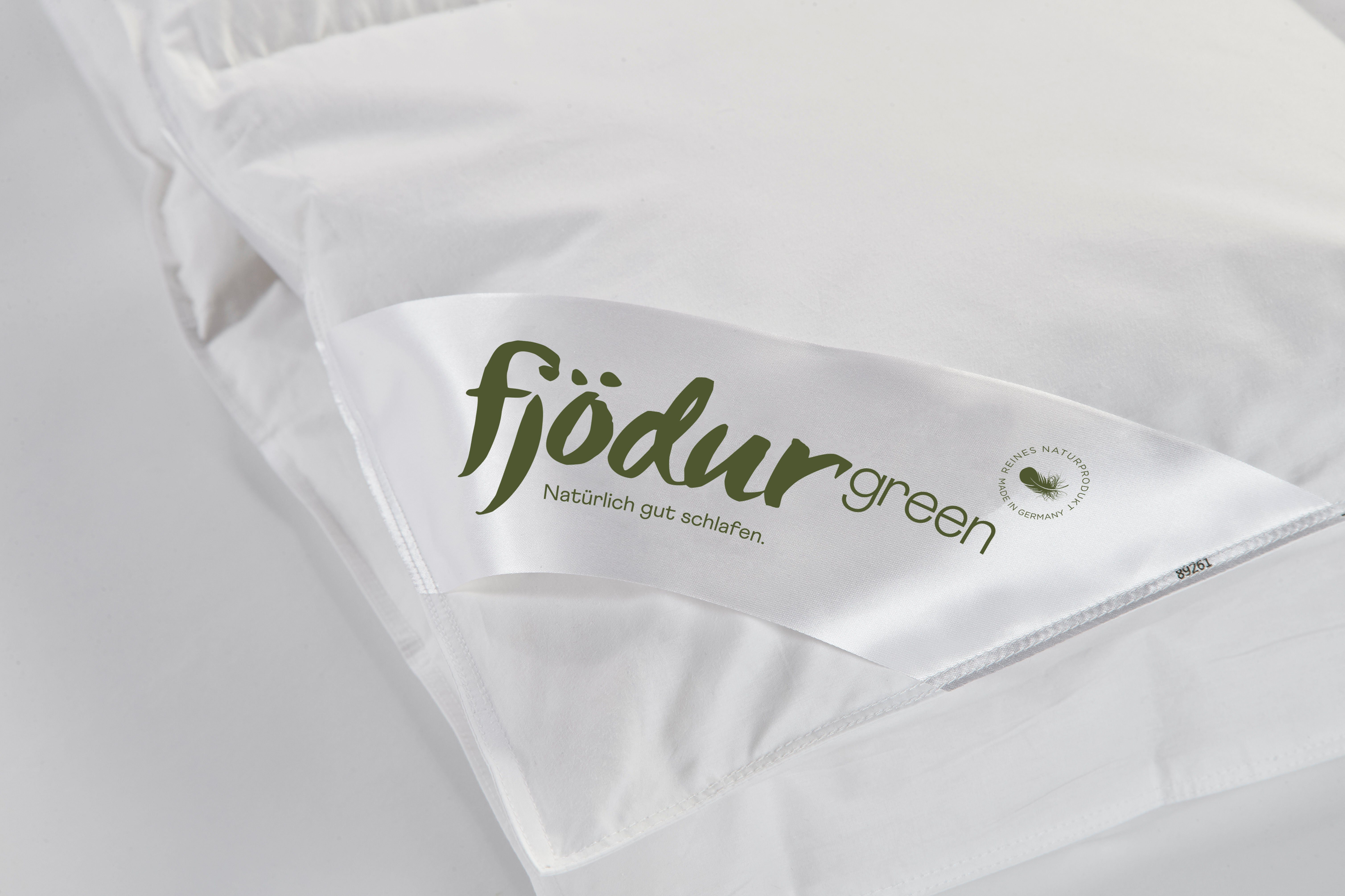 fjödur 3-Kammer-Kopfkissen Fleur, Kissen Made in Germany, Füllung: Außen: 50% Daunen % 50 %Federn, Innenkern aus Federn, Bezug: Bio-Baumwolle, Das 3-Kammerkissen gibt es in den Größen 40 x 80 und 80 x 80 cm.