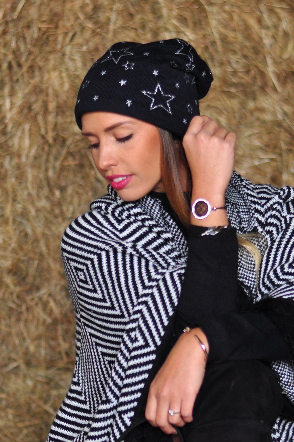 styleBREAKER Strickmütze Feinstrick Beanie mit Glitzer Stern Print (1-St)