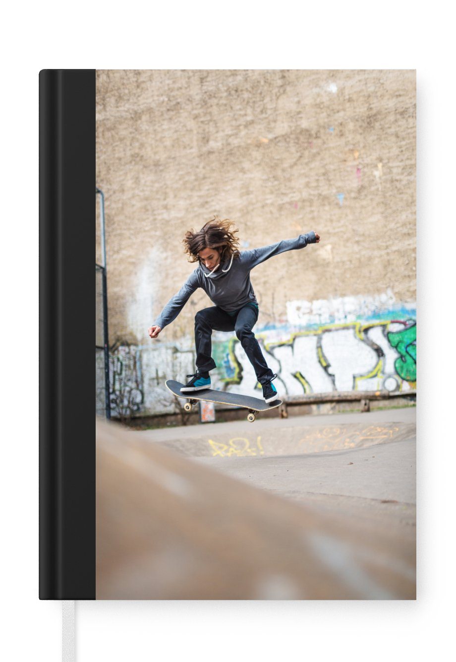 MuchoWow Notizbuch Ein Mädchen macht einen Stunt mit ihrem Skateboard, Journal, Merkzettel, Tagebuch, Notizheft, A5, 98 Seiten, Haushaltsbuch