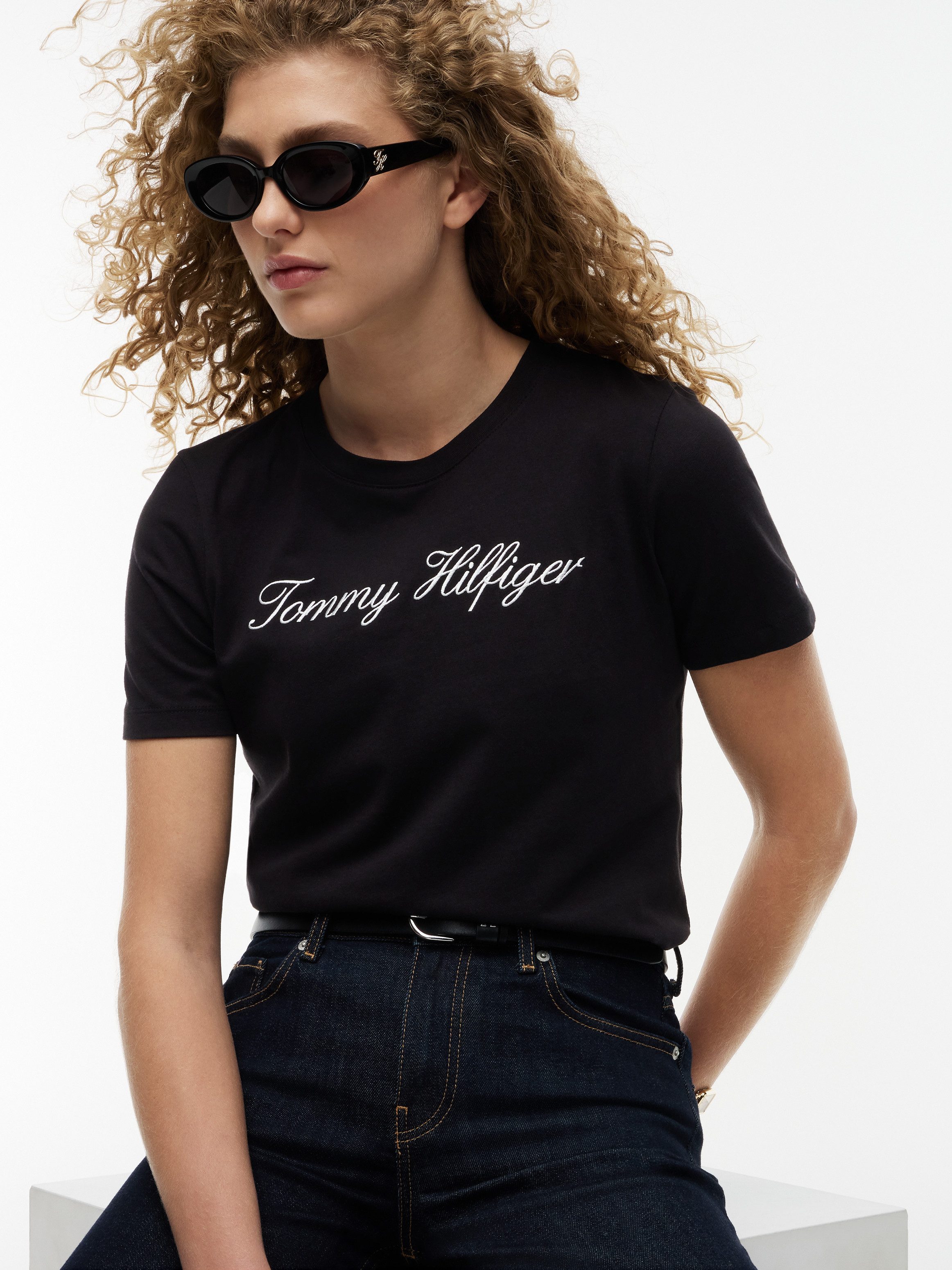 Tommy Hilfiger T-Shirt NOS SCRIPT REGULAR C-NK SHORT SLEEVE mit Rundhals und kontrastfarbener Stickerei, Regular Fit