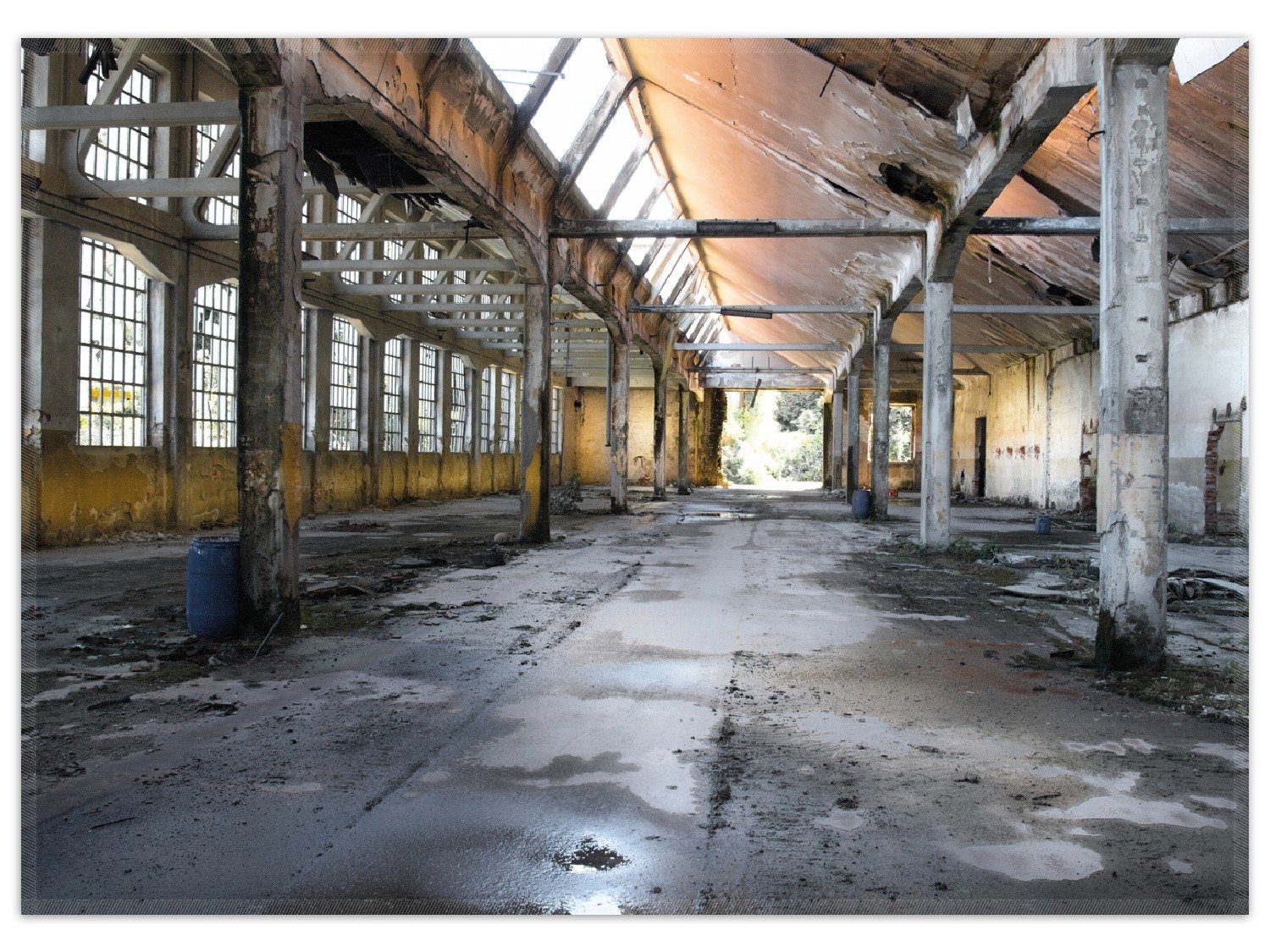 Wallario Teppich Alte Industriehalle leerstehend und einsam, rechteckig, rutschfest