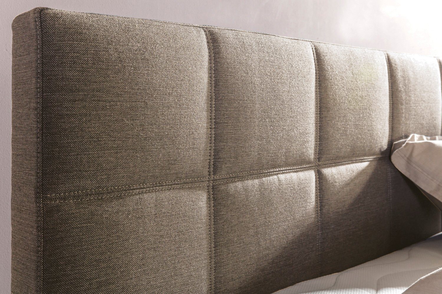 Möbelfreude Boxspringbett Boxspringbett Valina 200x220 cm Beige/Grau H2, 200x220 cm Beige/Grau H2 niedriges Kopfteil 90 cm Ideal für Dachsschrä