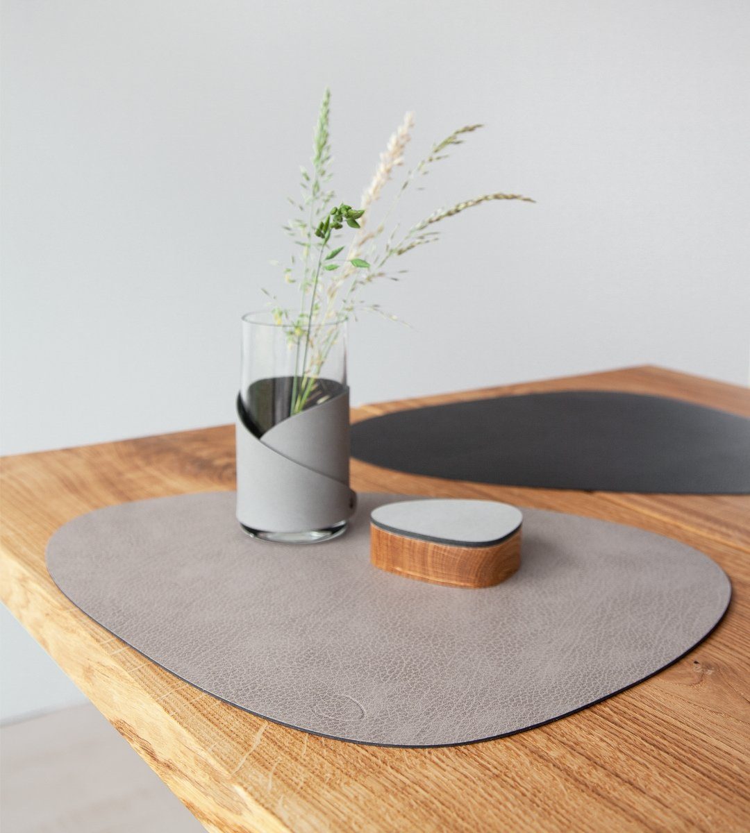 LIND DNA Platzset DOUBLE BULL Tischset Curve L warm grey/black, Table Mat Curve L Double Bull Warm Grey/Black