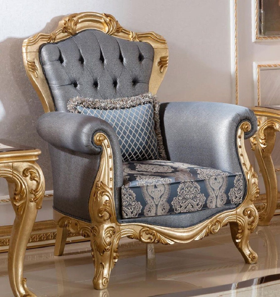 Casa Padrino Sessel Luxus Barock Sessel Blau / Gold - Handgefertigter Barockstil Wohnzimmer Sessel mit elegantem Muster - Barock Wohnzimmer Möbel - Edel & Prunkvoll