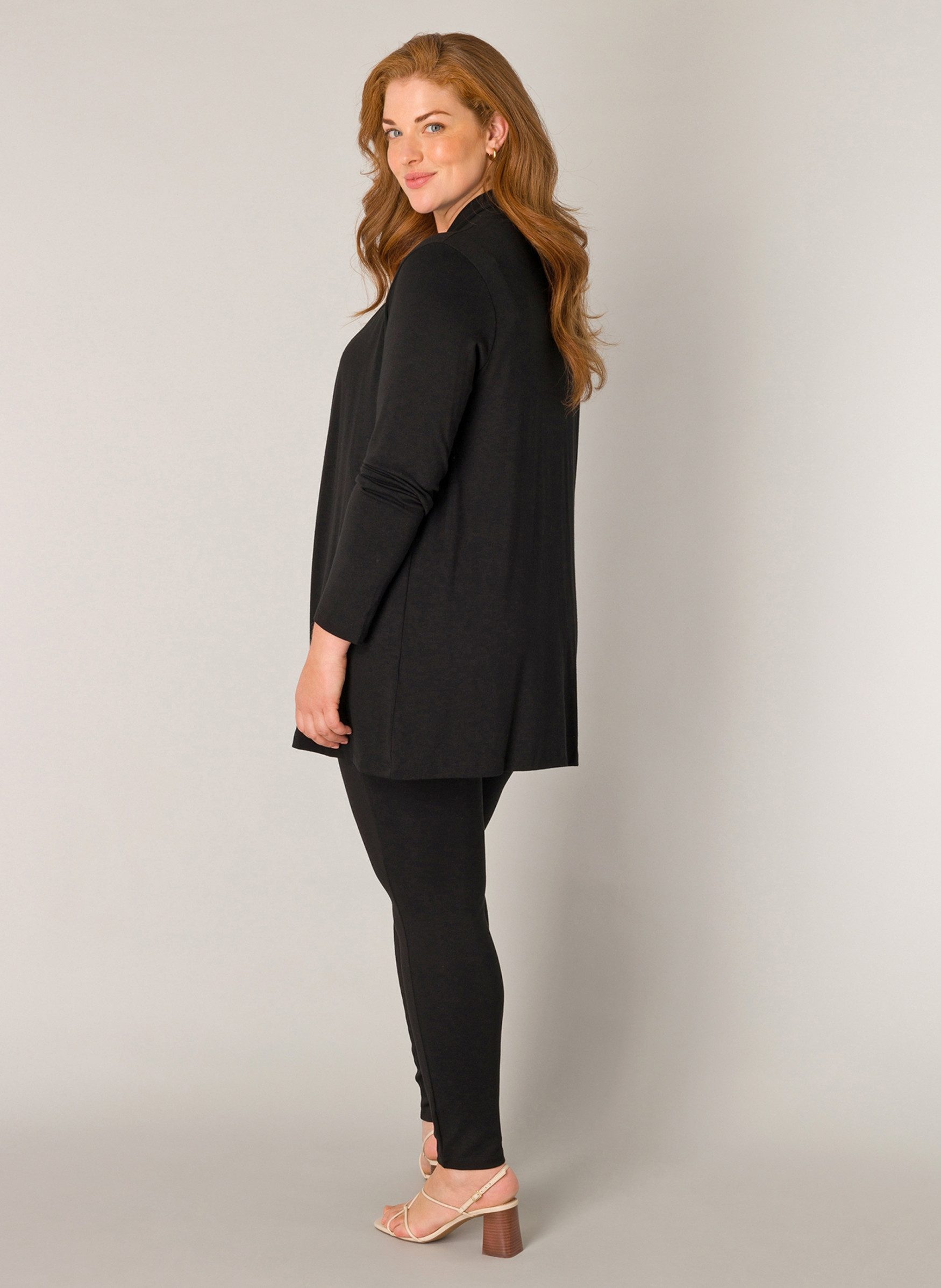 Base Level Curvy Strickjacke im verschlusslosen Design