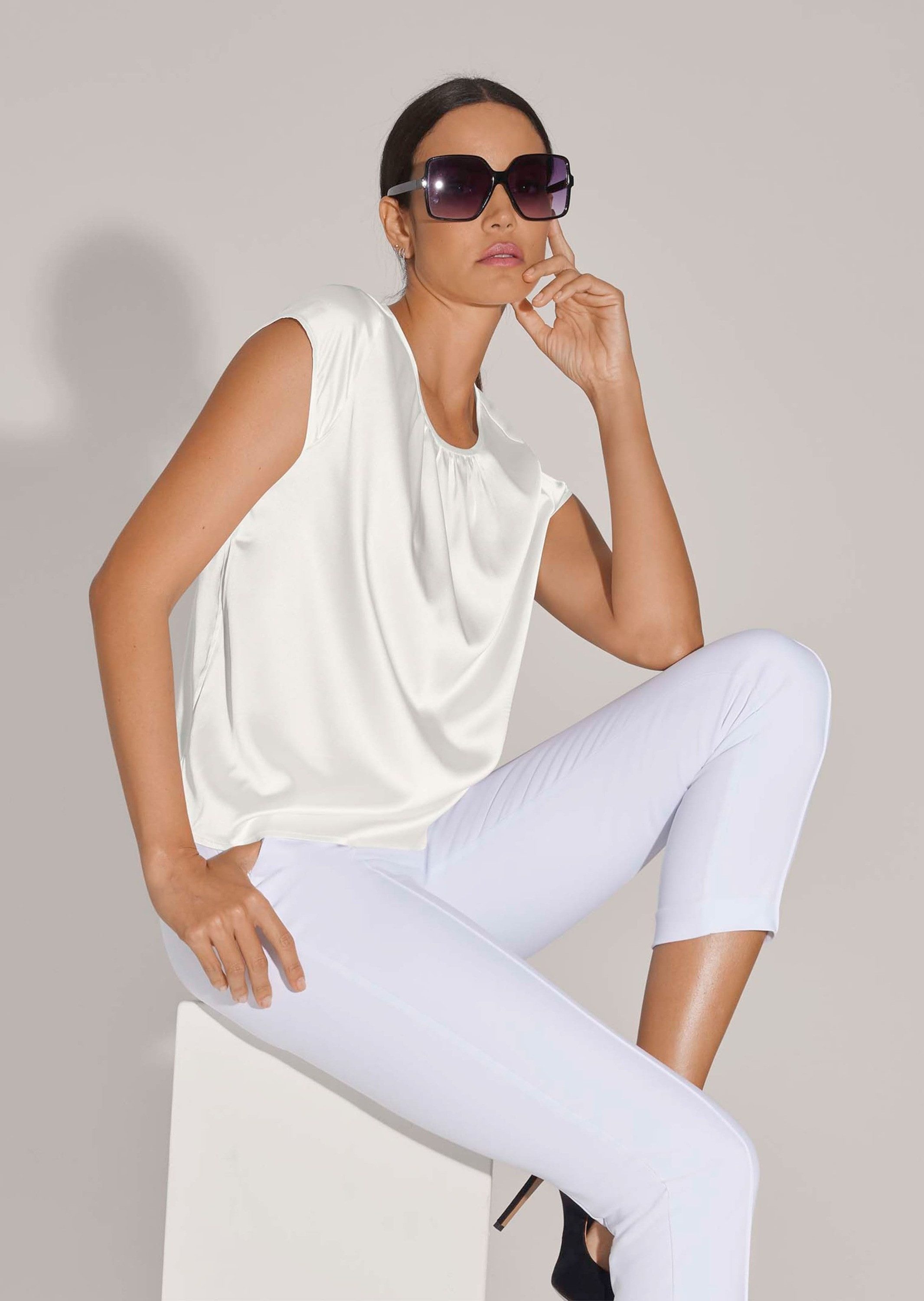 MADELEINE Shirtbluse Elegante Satinbluse in A-Linie Schimmernde Businessbluse mit gekräuseltem Rundhals und Kappärmeln