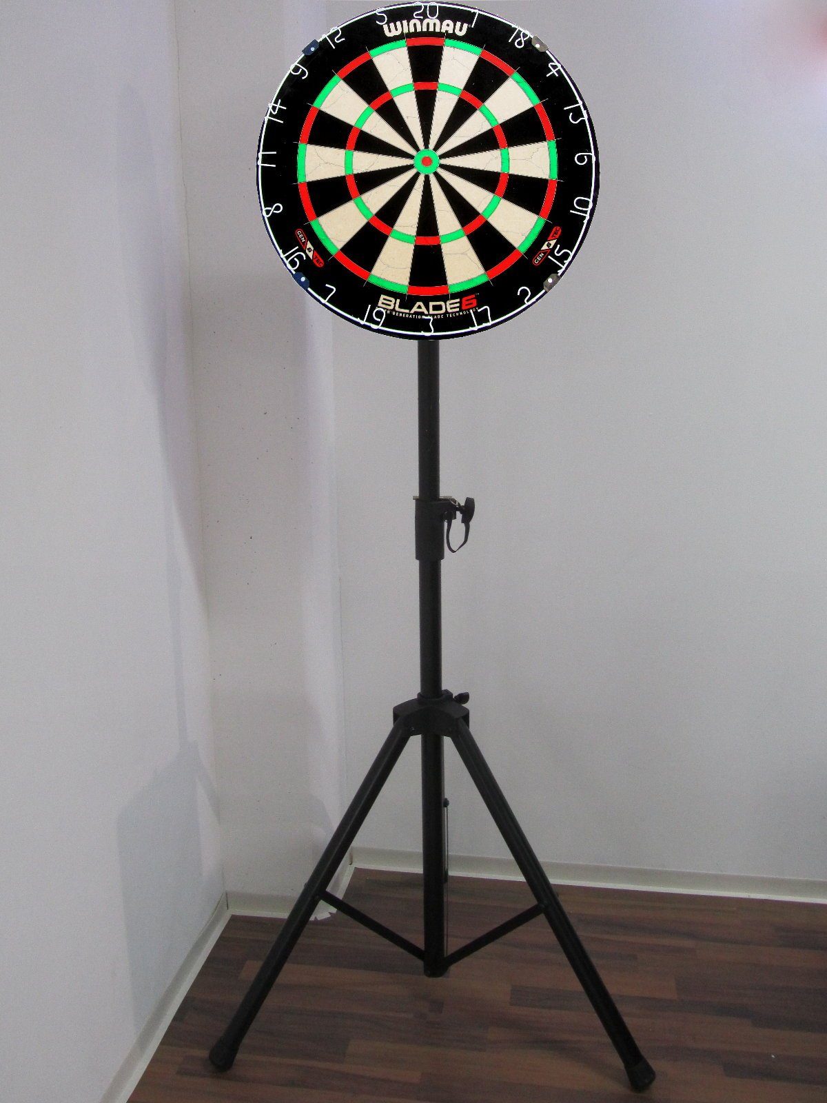 DSX Dartscheibe Winmau Blade 6 Sisal Steel Dartboard Set Ständer mobil Board Dartmatte, (mit Stativ und Matte), Variable Abwurflinie