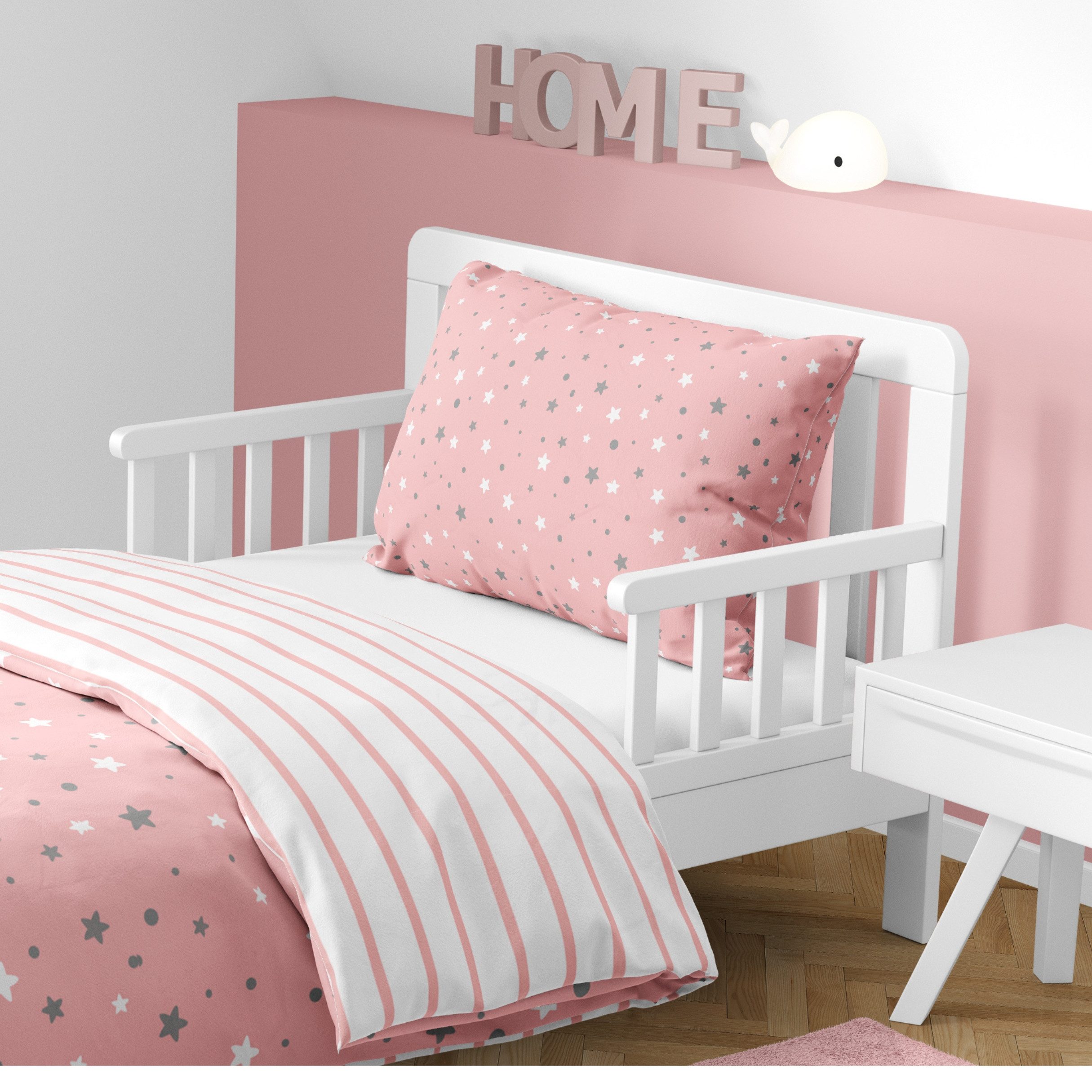 MTOnlinehandel Babybettwäsche Stella • Sterne • Streifen • 100x135 + 40x60 cm, Renforcé, 100% Baumwolle, 2 teilig, Sterne in Weiß und Grau • Wende-Motiv mit zarten Streifen