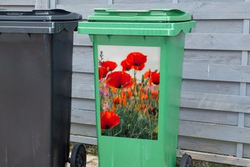 MuchoWow Wandsticker Mohn - Blumen - Rot - Lila - Wiese (1 St), Mülleimer-aufkleber, Mülltonne, Sticker, Container, Abfalbehälter