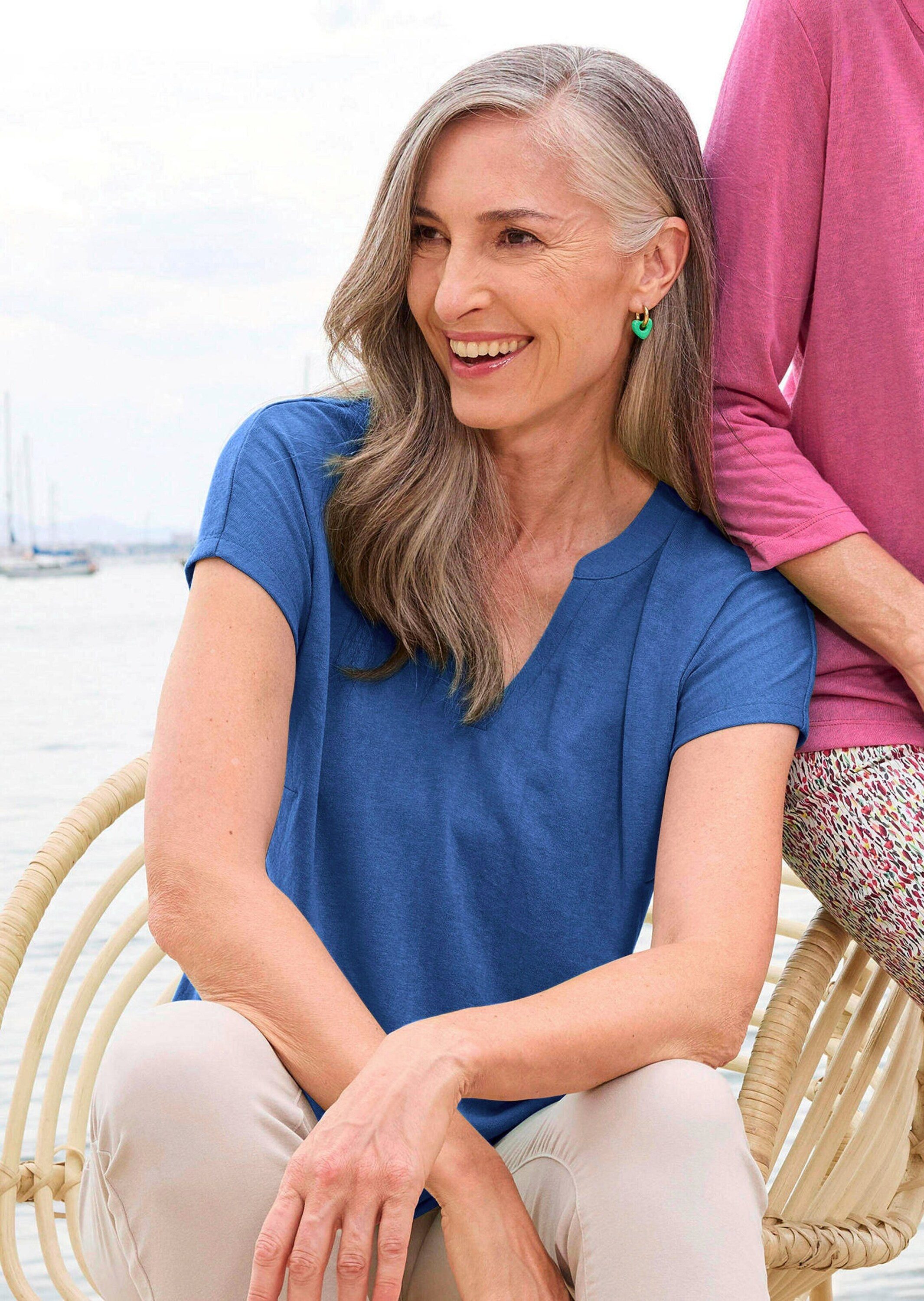 GOLDNER T-Shirt Luftiges Basicshirt mit V-Ausschnitt Strukturierter Jersey, V-Ausschnitt, Basic-Länge, Kurzarm
