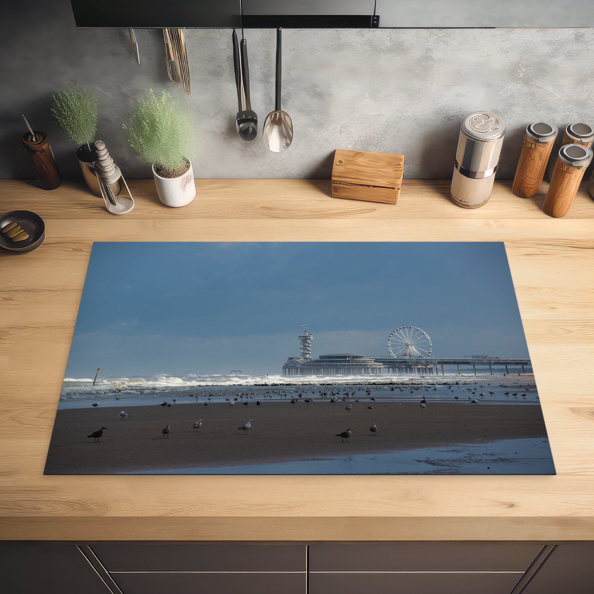 schöner Pier den küche, tlg), Herdblende-/Abdeckplatte Ceranfeldabdeckung auf (1 81x52 MuchoWow cm, die Schutz Scheveningen, Induktionskochfeld für Vinyl, Ein von Blick