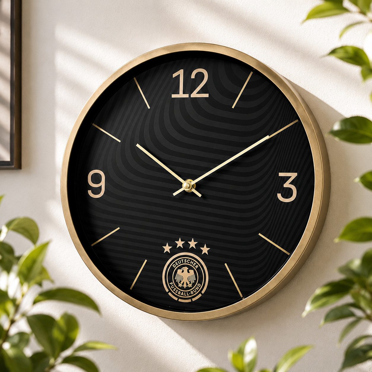 K&L Wall Art Wanduhr DFB Fußball Wanduhr schwarz gold Aluminium Uhr ohne Tickgeräusche (Deutscher Fussball-Bund)