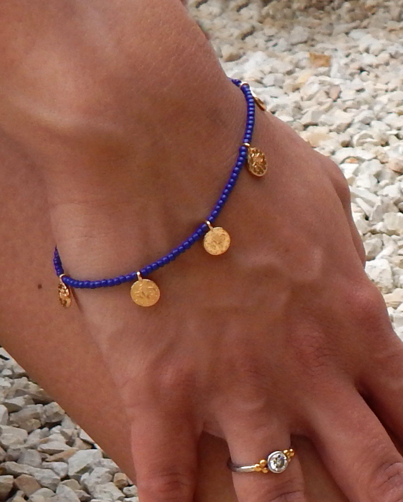 Ella Jonte Armband, Zierliches Perlenarmband mit Coins, Blau-Gold, verstellbar 19-23 cm