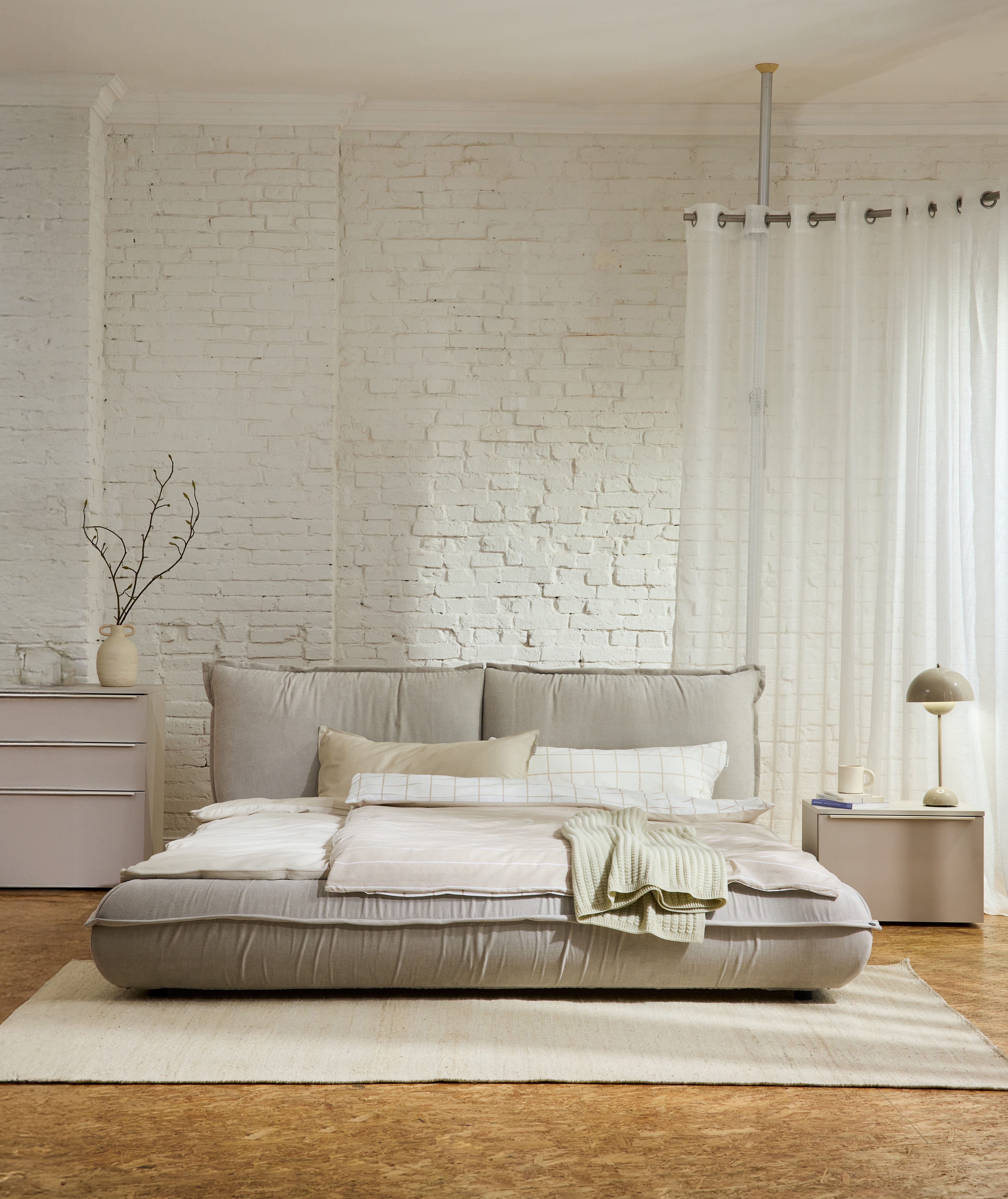 TOM TAILOR HOME Polsterbett PILLOW BED – lässiges Bett mit Kopfteil und Bettrahmen in Kissenform, besonders niedrige Optik – Bettrahmen mit abnehmbarem Bezug