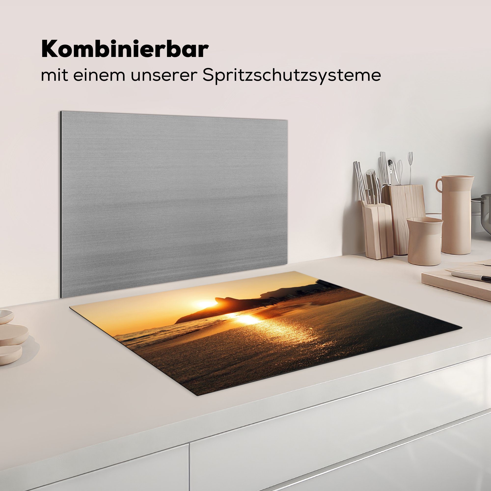 MuchoWow Herdblende-/Abdeckplatte Die Sonne verschwindet in, Berg nutzbar, Mobile Arbeitsfläche dem Ipanema (1 von cm, tlg), hinter am Ceranfeldabdeckung 70x52 Vinyl, Strand