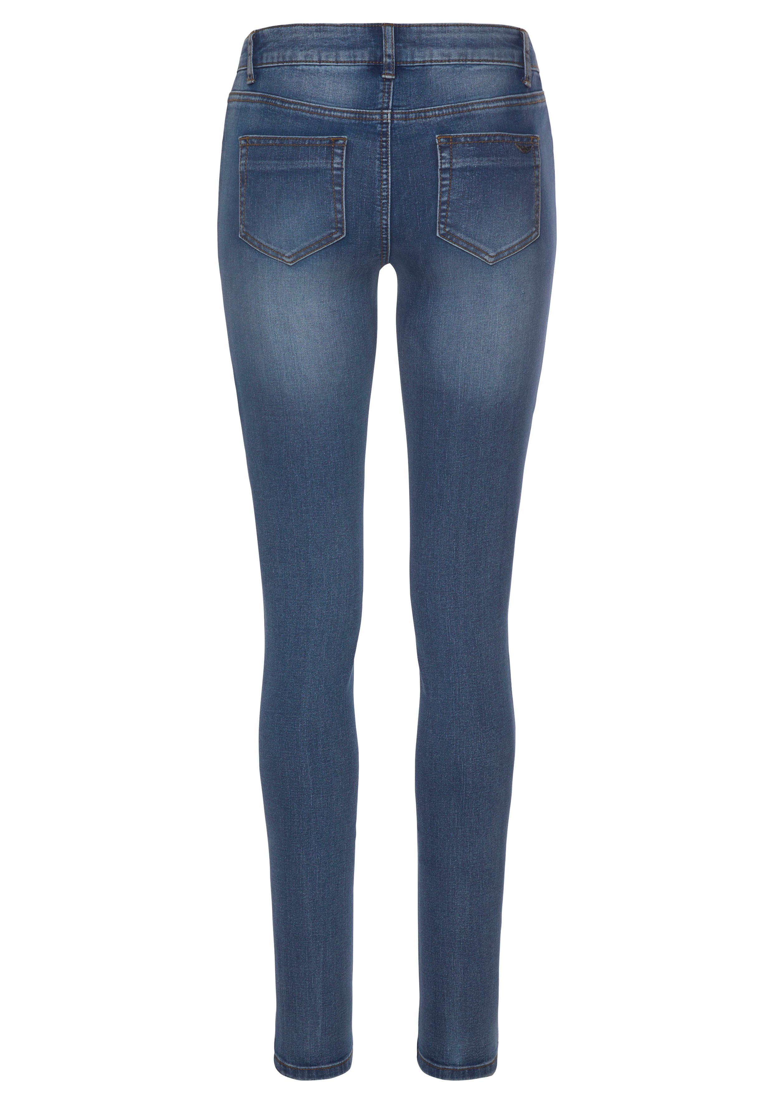 Arizona 5-Pocket-Jeans mit Keileinsätzen extra-enger Beinschnitt, niedrige Leibhöhe – Bild 5 von 5