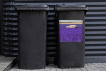 MuchoWow Wandsticker Großes Lavendelfeld mit einem kleinen Haus in der Mitte (1 St), Mülleimer-aufkleber, Mülltonne, Sticker, Container, Abfalbehälter