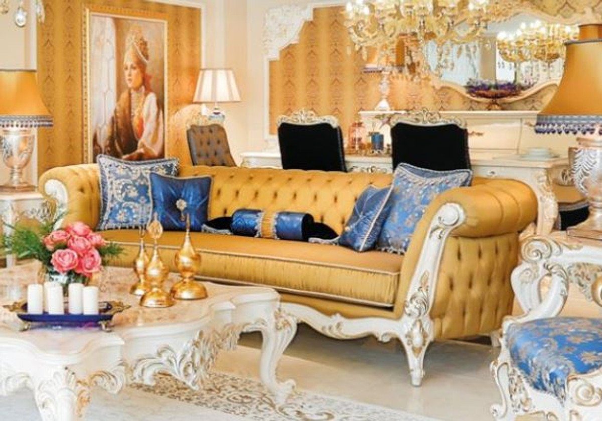 Casa Padrino Chesterfield-Sofa Luxus Barock Chesterfield Wohnzimmer Sofa Gold / Weiß / Gold 300 x 110 x H. 80 cm - Prunkvolles Sofa im Barockstil - Edle Barock Wohnzimmer Möbel
