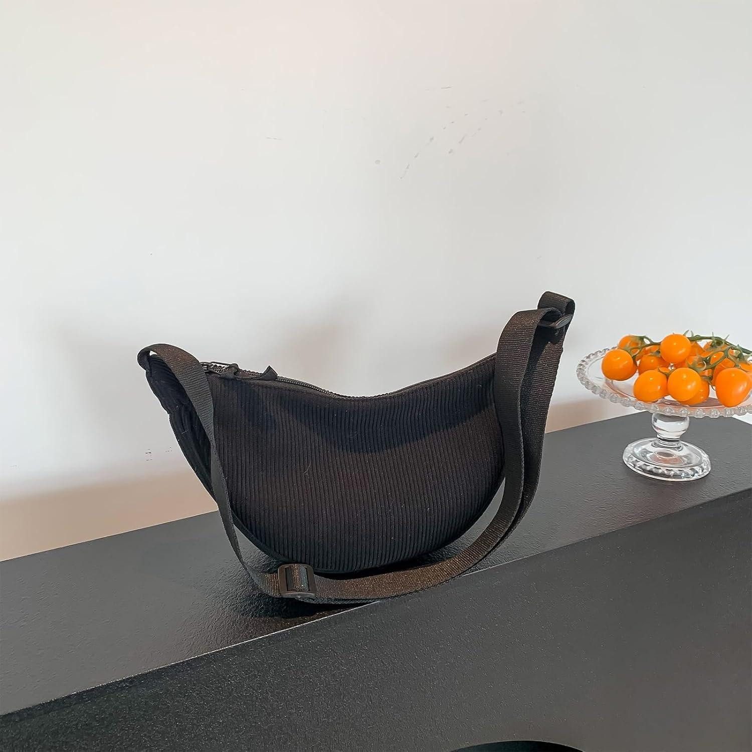 LuxusKollektion Bauchtasche Kleine Halbmondtasche aus Cord in A-schwarz mit günstig online kaufen