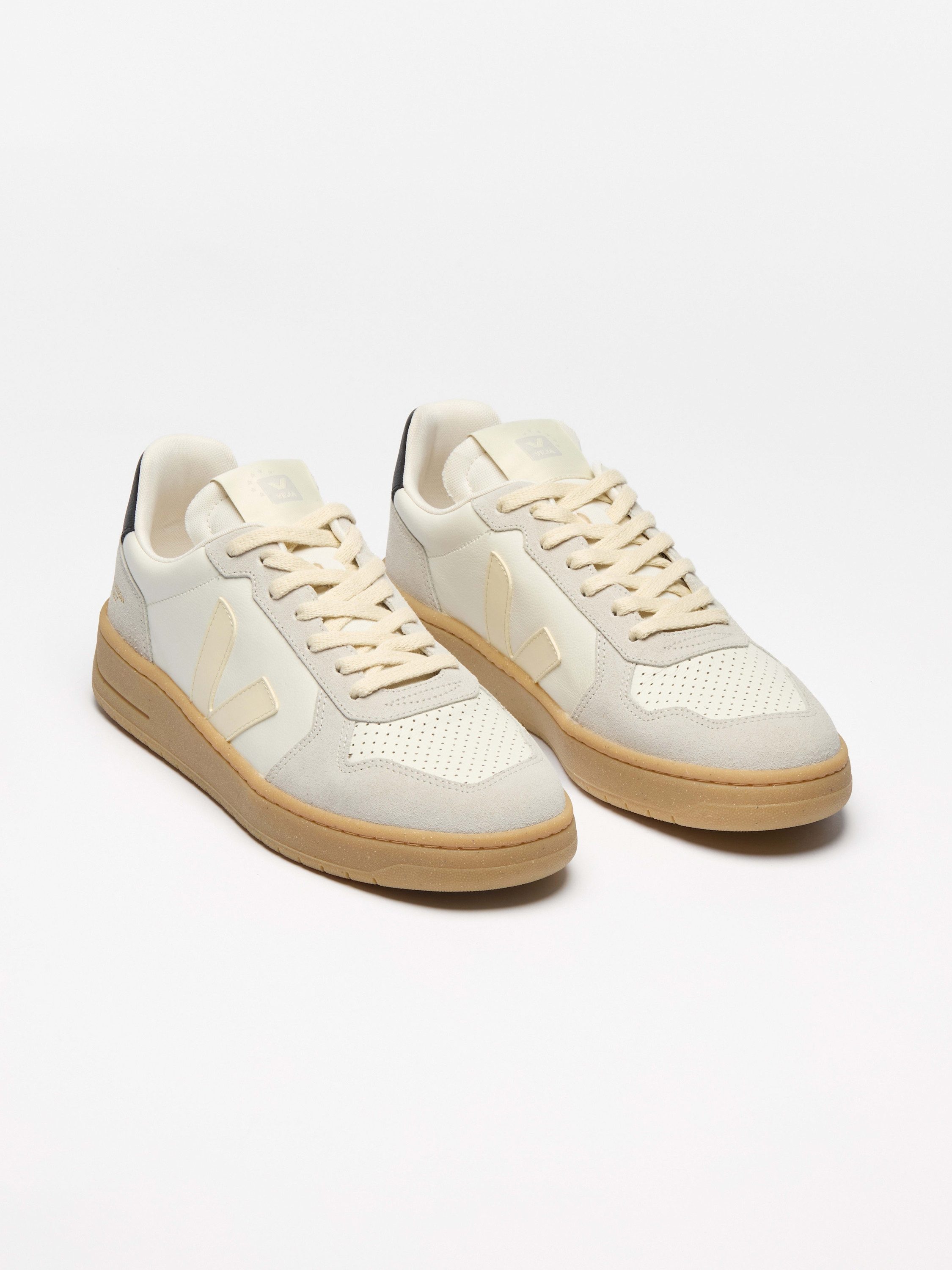VEJA Veja V-82 Leather Sneaker
