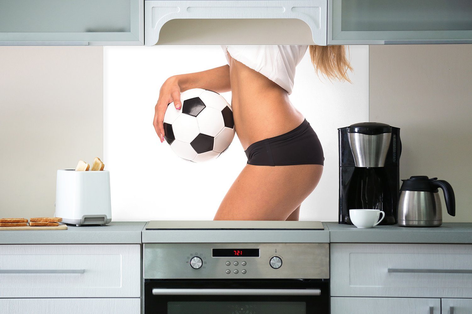 mit Frau (1-tlg) Fußball Küchenrückwand einem Wallario sexy Fußball, -