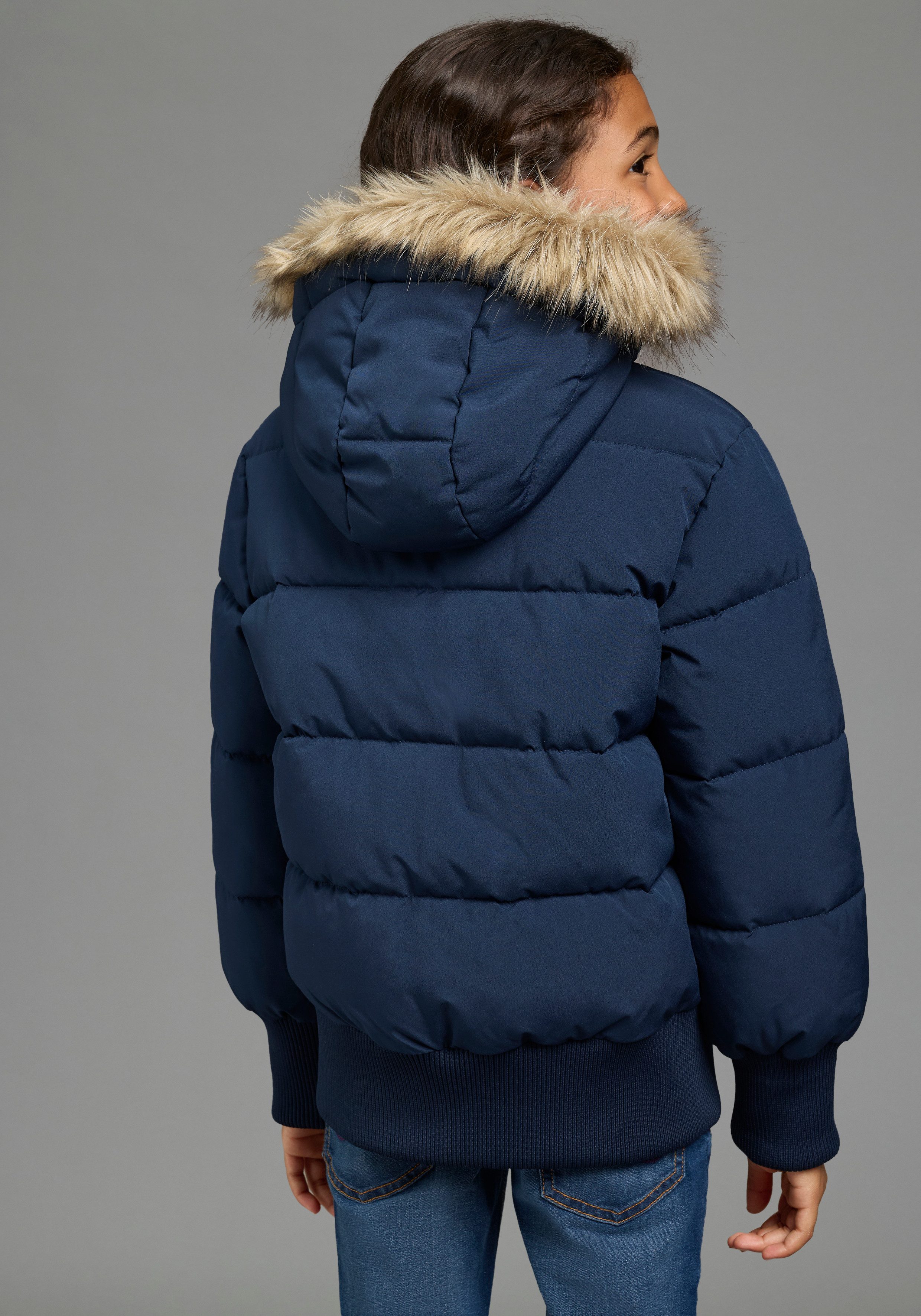 KangaROOS Outdoorjacke Winterjacke mit Fellkragen und reflektierenden KangaROOS Logo-Print Warme Jacke mit breitem Ripp-Bund, Kapuzenfütterung – Bild 2 von 5
