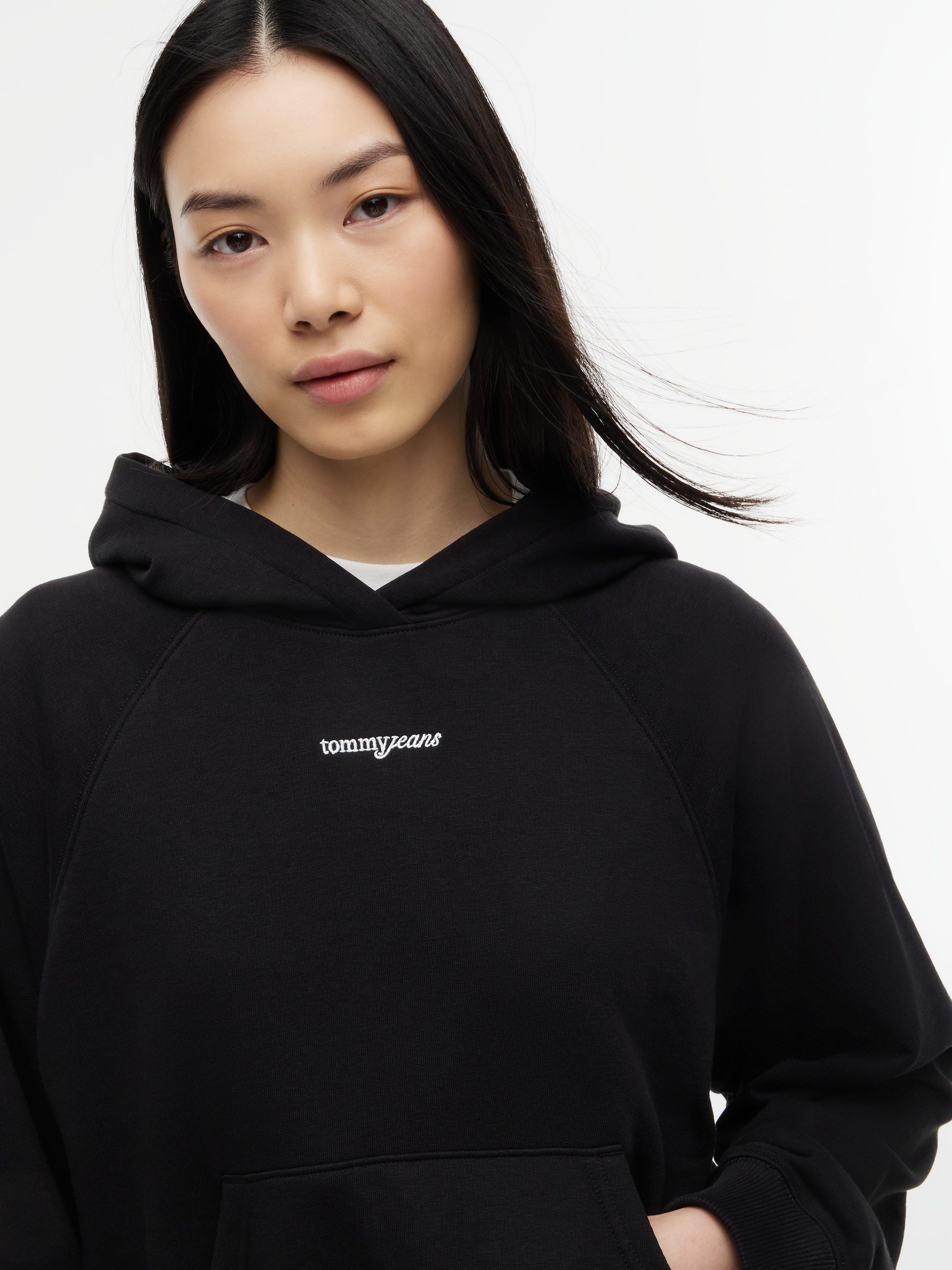 Tommy Jeans Kapuzensweatshirt TJW SCRIPT RAGLAN HOODIE Baumwollmischung, Kängurutasche