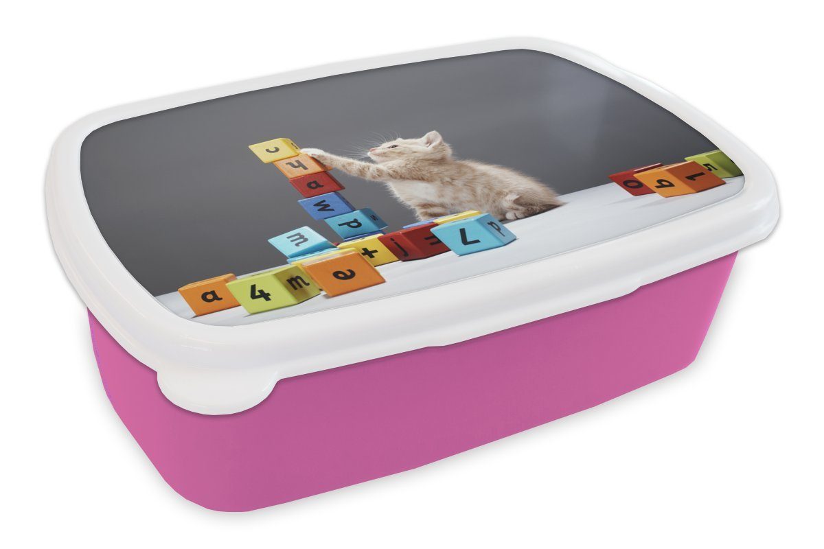 MuchoWow Lunchbox Ein Kätzchen spielt mit bunten Blöcken, Kunststoff, (2-tlg), Brotbox für Erwachsene, Brotdose Kinder, Snackbox, Mädchen, Kunststoff rosa