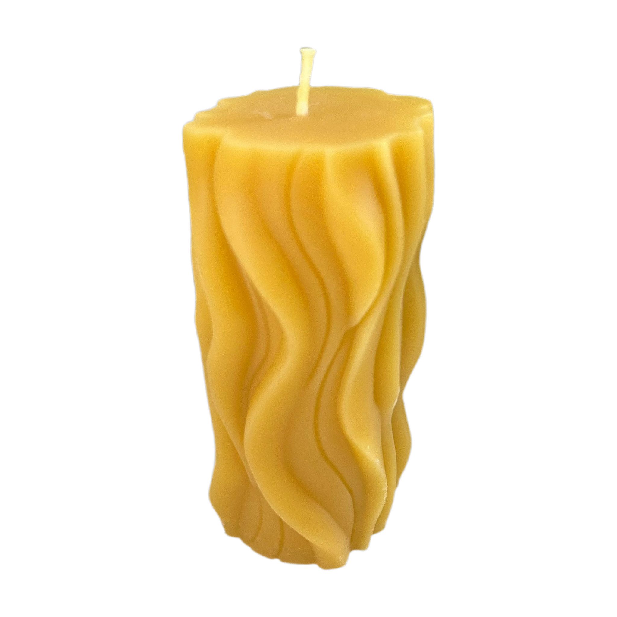 Aspinaworld Bienenwachskerze Wellen Kerze 12 cm natur – hohe Stumpenform (1-tlg)