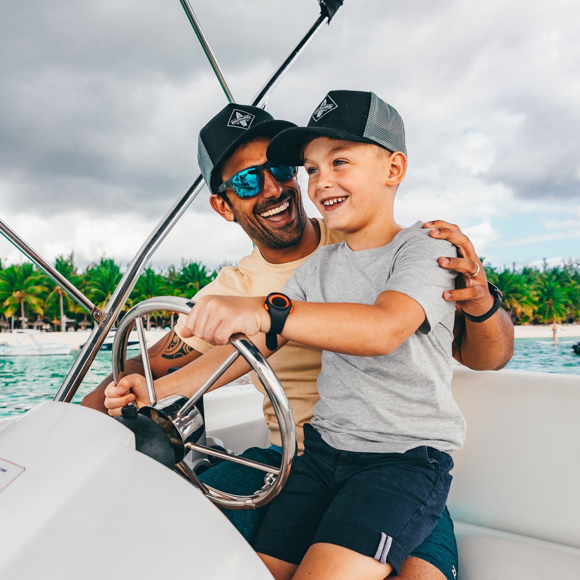 Soulbuddy Trucker Cap Partnerlook 2er-Set, Mini Me Set, Geschenk für Eltern (Set = 1x Eltern Trucker Cap + 1x Kinder Trucker Cap, Größenverstellbar)