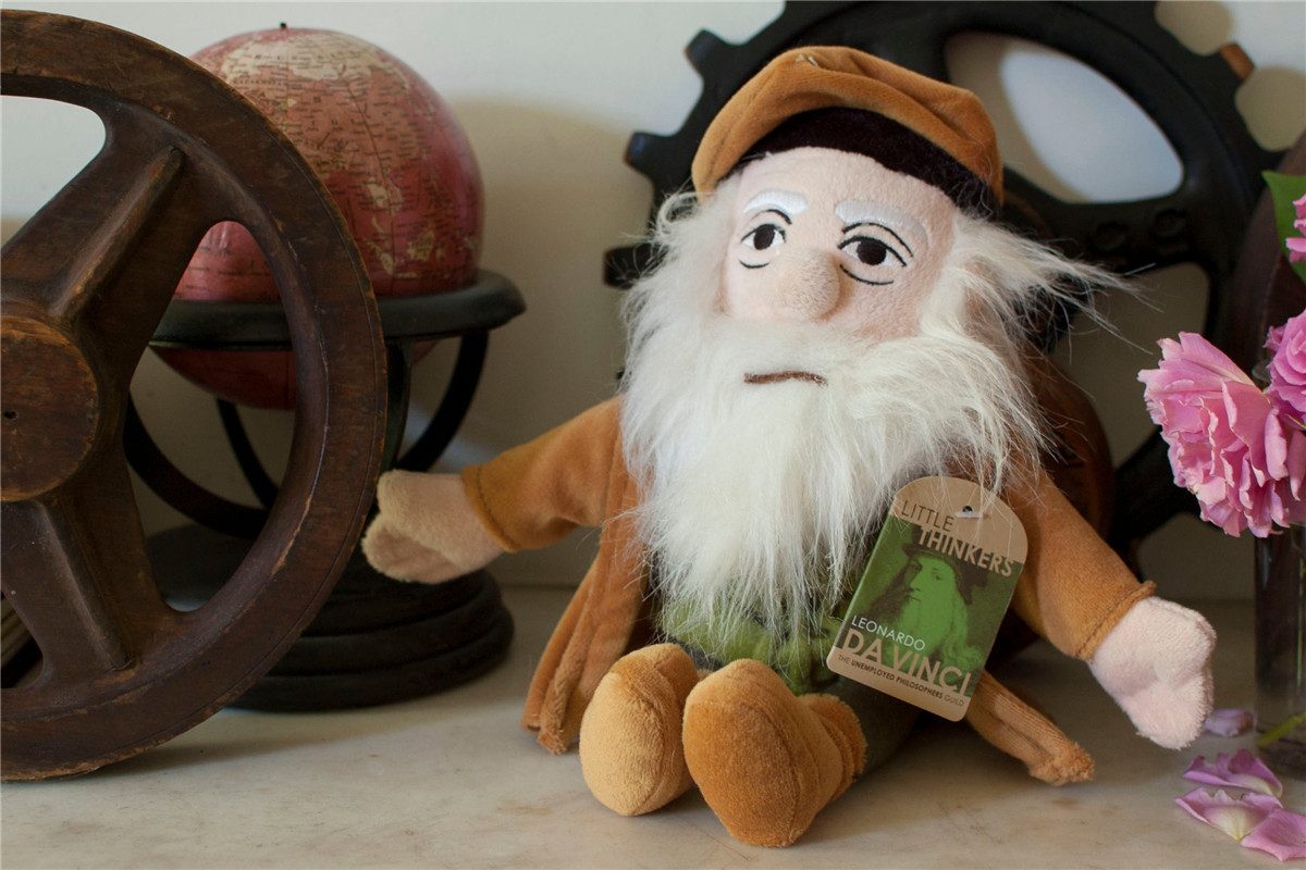 The Unemployed Philosophers Guild Dekofigur Little Thinker Plüsch Puppe Leonardo da Vinchi (ca. 28 cm, 1 St., kuschelig, Maler, Bildhauer, Dekopuppe), mit biografisches Schild mit Daten, Auftritten & persönlichem Zitat