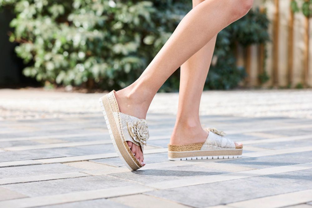 Rieker Pantolette Sommerschuh, Schlappen mit modischem Plateau