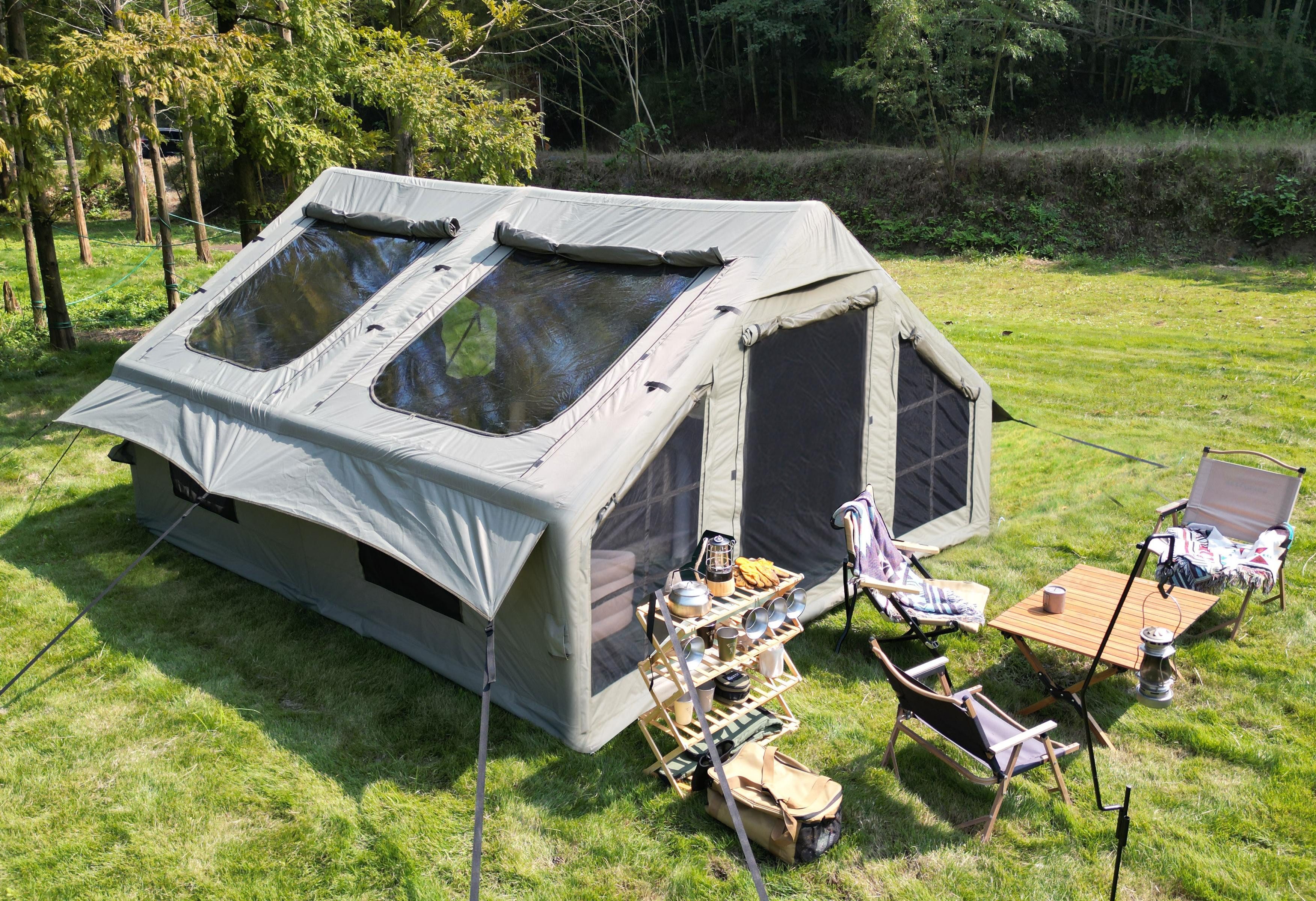 LVHOM aufblasbares Zelt 300x400x200cm(LxBxH) Steildach, 2 Türen, 6 Fenstern, Rauchabzug, Personen: 8 (Design mit Aufblasbare Luftbalken, Insektenschutz, Innen-Taschen, reflektierende Elemente, Zubehöre mit Handpumpe, 1 Tragetasche, 20 Heringe, 8 Verstärku
