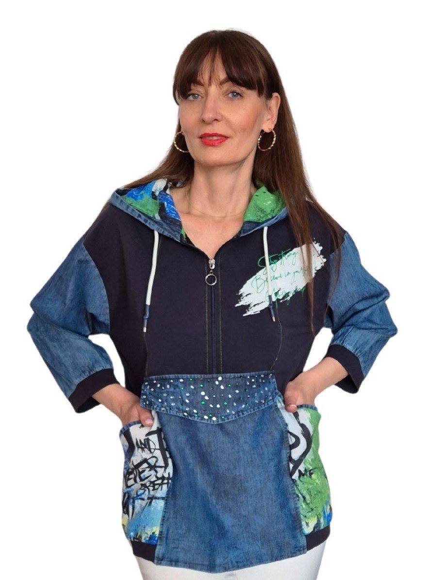 Gio Milano Hoodie G28-1129, im Denim Look und mit Strasssteinen halbdurchgängiger Reißverschluss, Print auf Vorder- und Rückseite