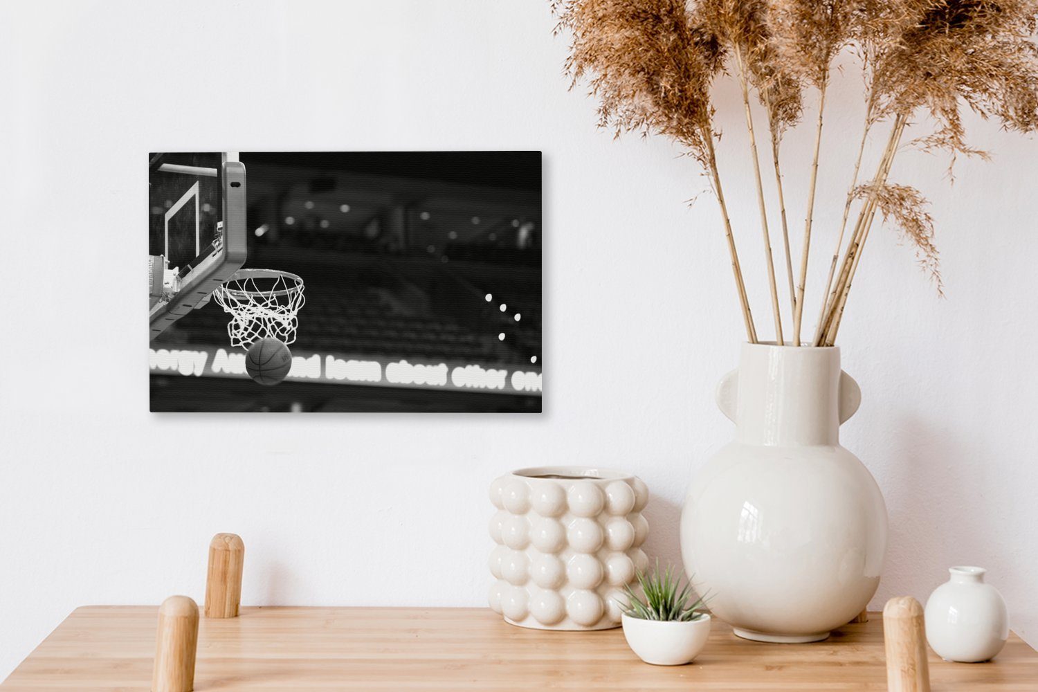 OneMillionCanvasses® Leinwandbild Basketball geht Wanddeko, Wandbild durch 30x20 Aufhängefertig, schwarz (1 St), den und Leinwandbilder, weiß, - Korb cm