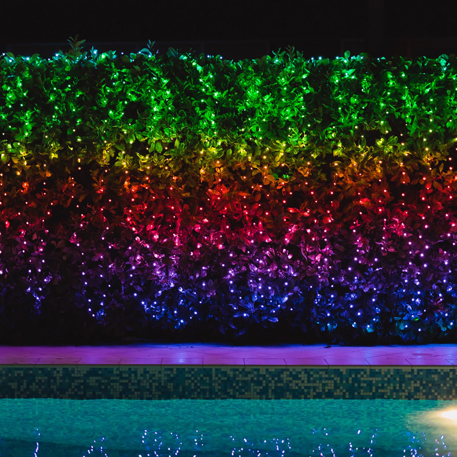 Lights4fun LED-Lichtervorhang Twinkly 2,1m smarter Lichtervorhang Bunt und Weiß Edition mit 210 LEDs