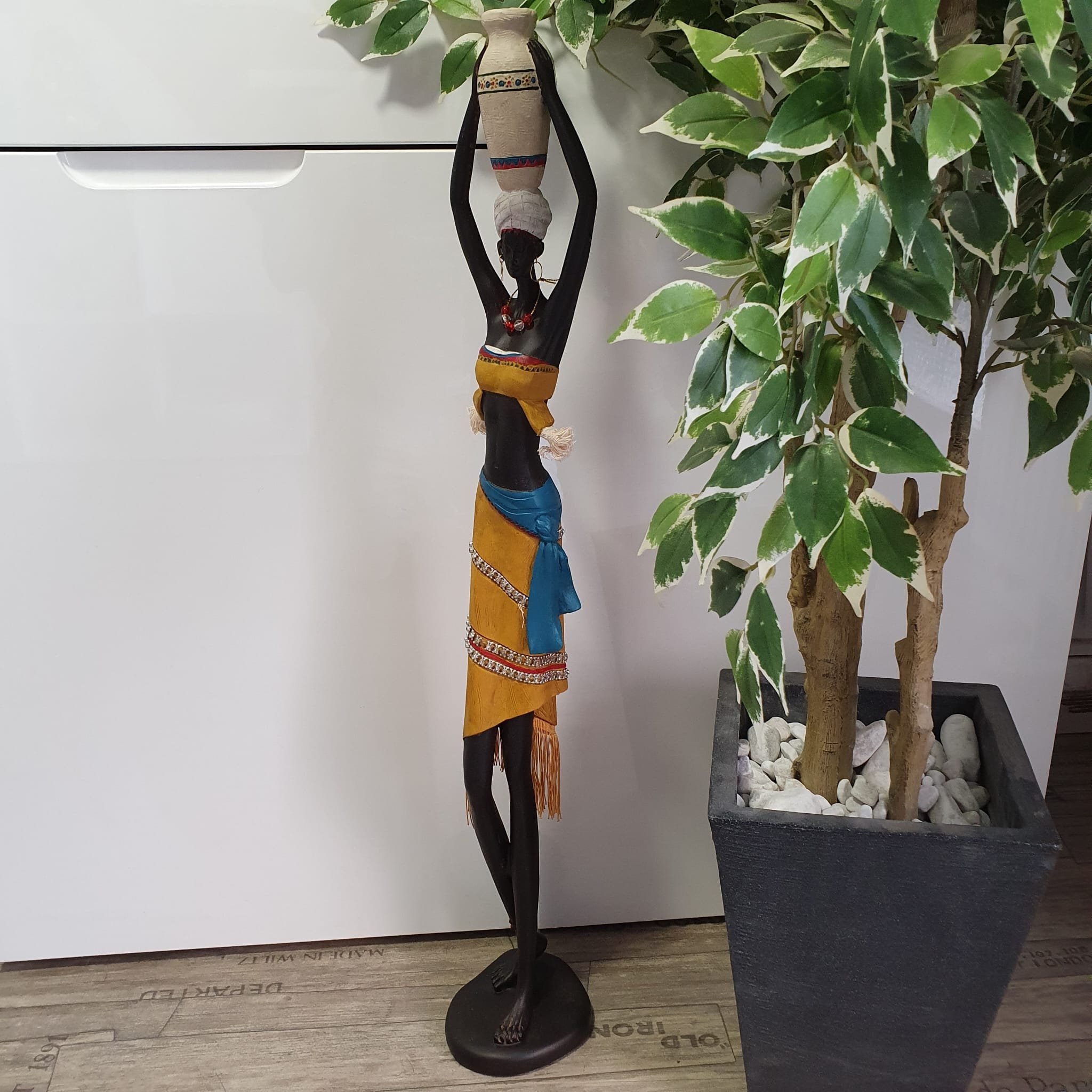 Aspinaworld Dekofigur Afrika Frau Wasserkrug auf dem Kopf und Paillettenschmuck 90 cm