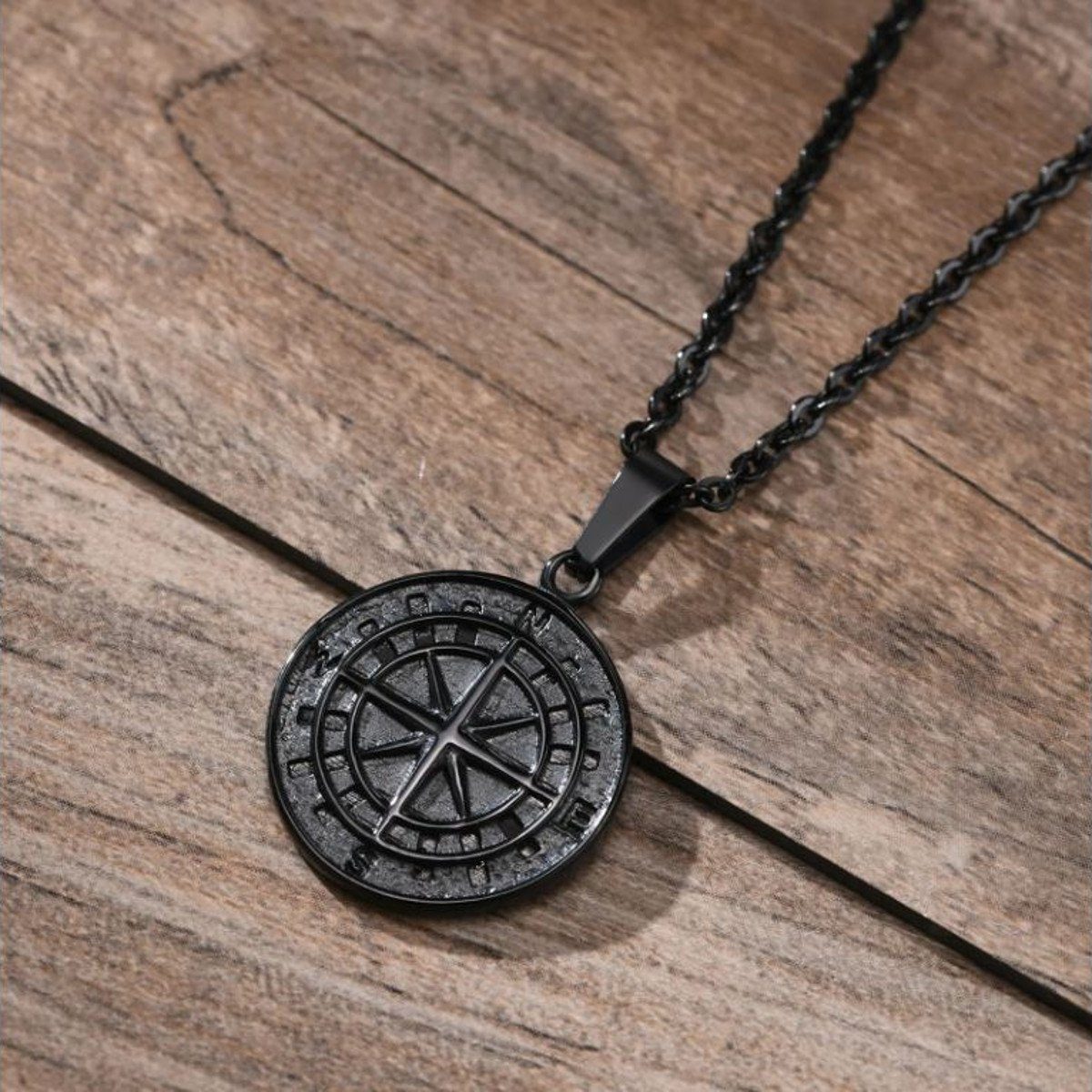 KARMA Kette mit Anhänger Edle Halskette für Herren Edelstahl Kompass schwar günstig online kaufen