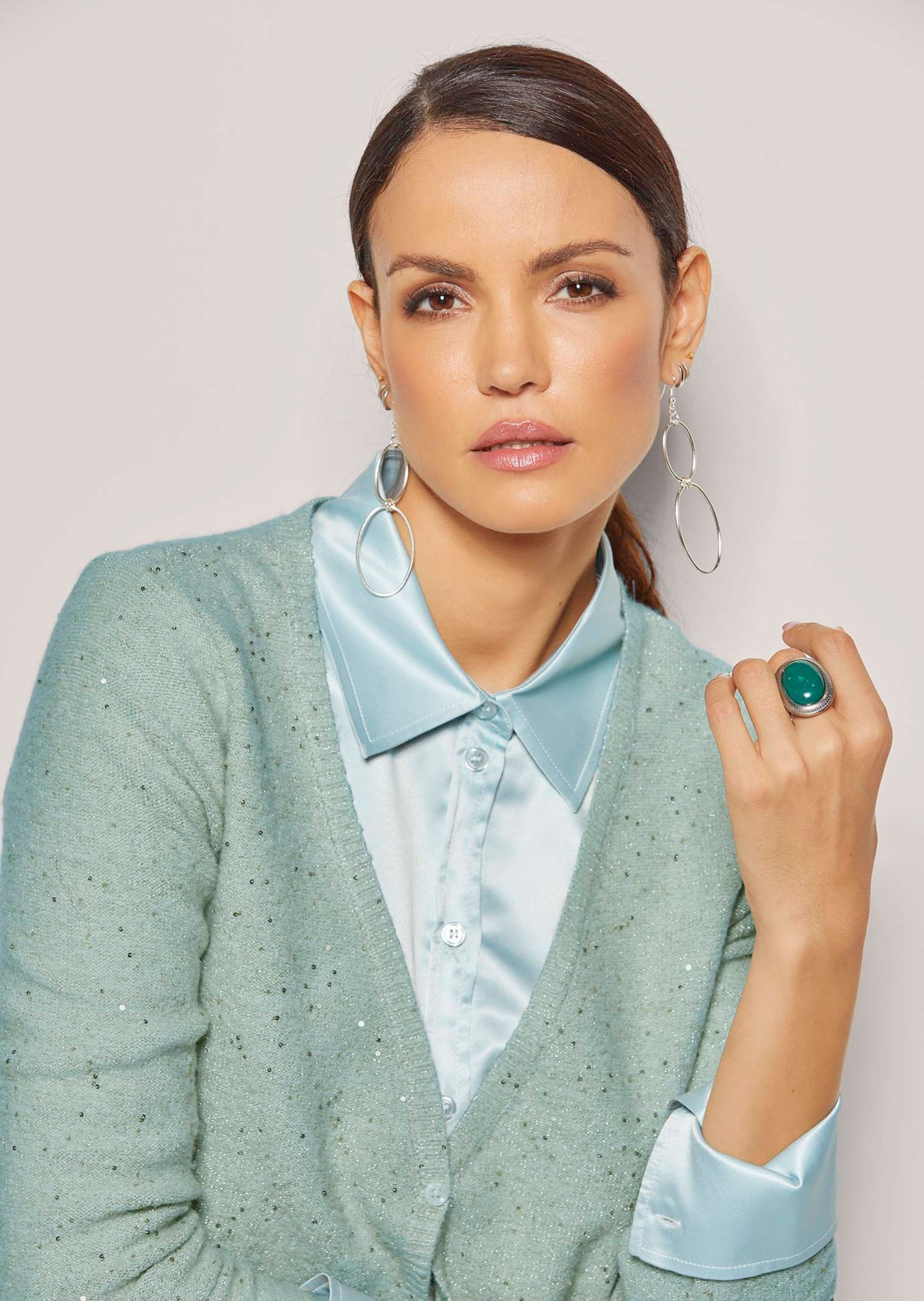 MADELEINE Strickjacke Kurze Bolerojacke mit Glitzer Dekorativer Zierknopf und V-Ausschnitt als Blickfang – Bild 3 von 5